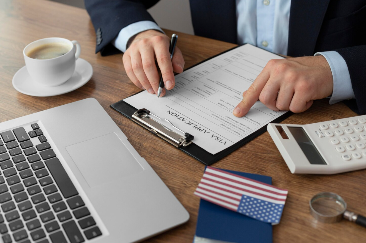 Chứng minh tài chính du học Mỹ bằng thu nhập hàng tháng của cá nhân hoặc gia đình ổn định và hợp pháp. 