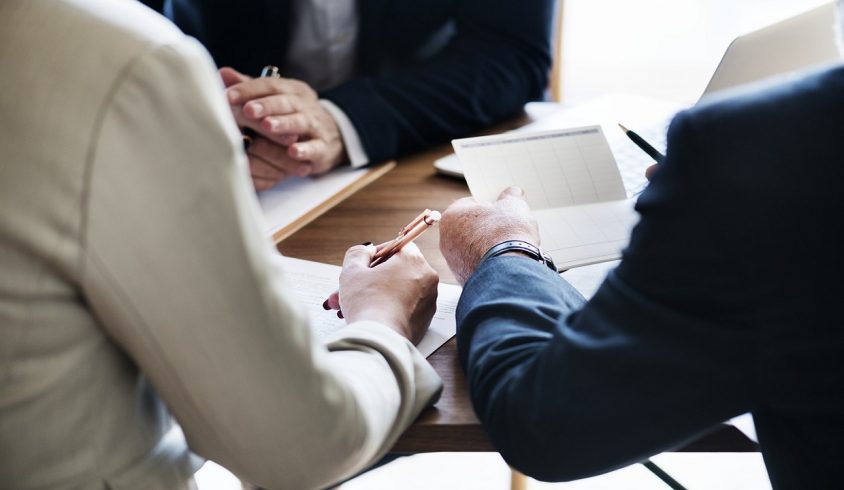 Bảo lãnh tài chính là cam kết hỗ trợ và chịu trách nhiệm về tài chính cho người được bảo lãnh.
